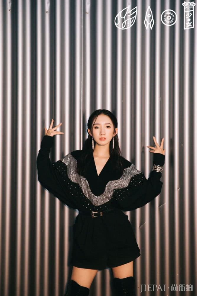 孟美岐深夜营业,黑发黑衣黑靴风格神似戚薇