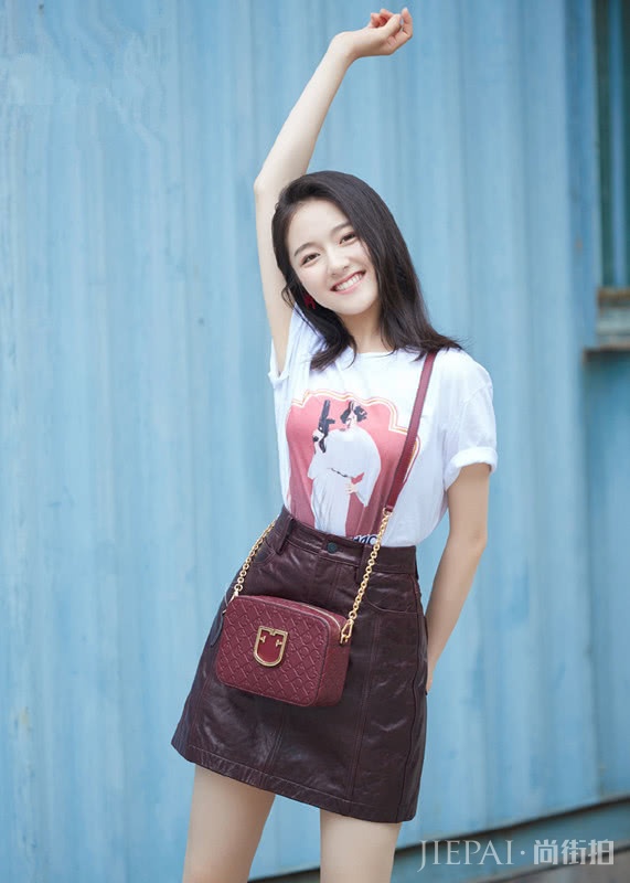 李兰迪穿印花T恤搭A字裙，长发披肩气质太好