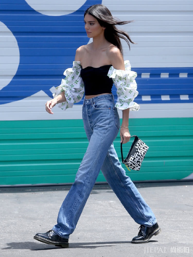超模“肯豆”出街，一字肩搭配牛仔裤，小蛮腰大长腿太抢镜