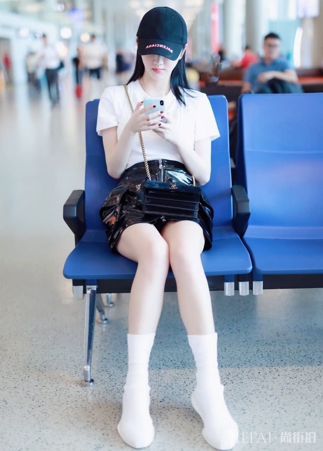 景甜踩“麦芽糖鞋”现身,洋气又高级