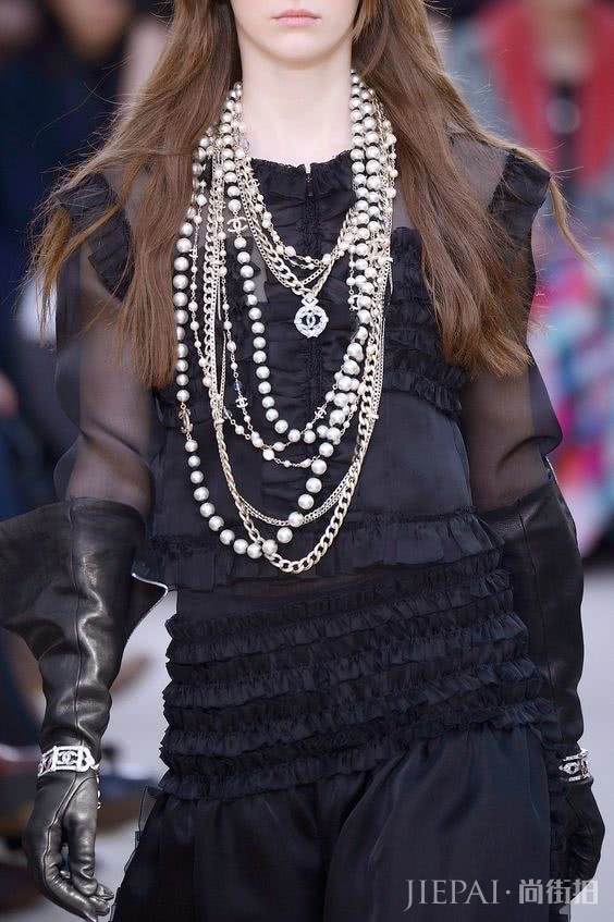 经典衣服穿出时尚感,解析20世纪永不过时的时尚潮流元素