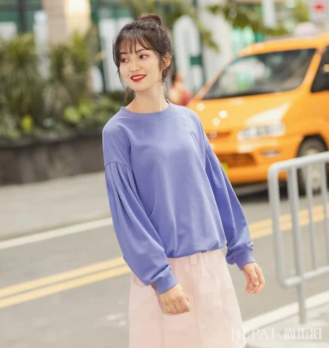 绽放活力,圆领卫衣玩转初秋混搭