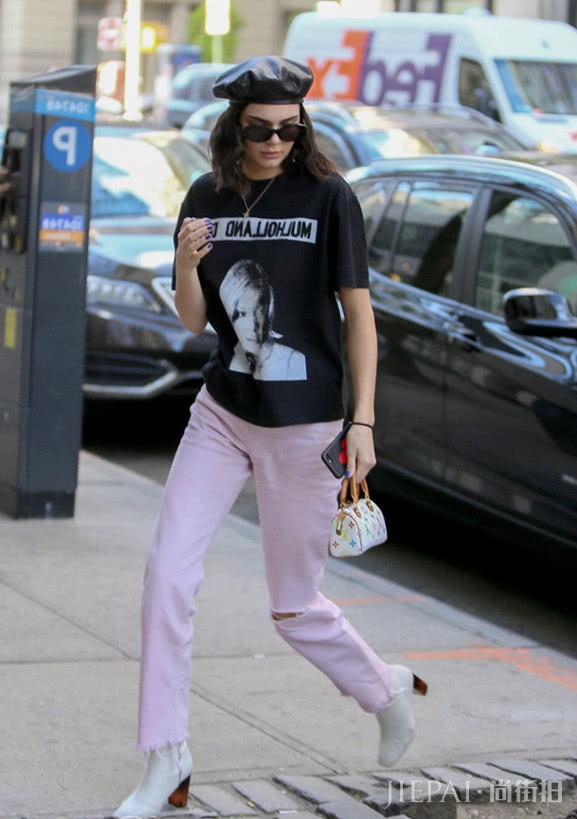 夏季T恤黑色最显瘦，轻松hold住裙装与裤装