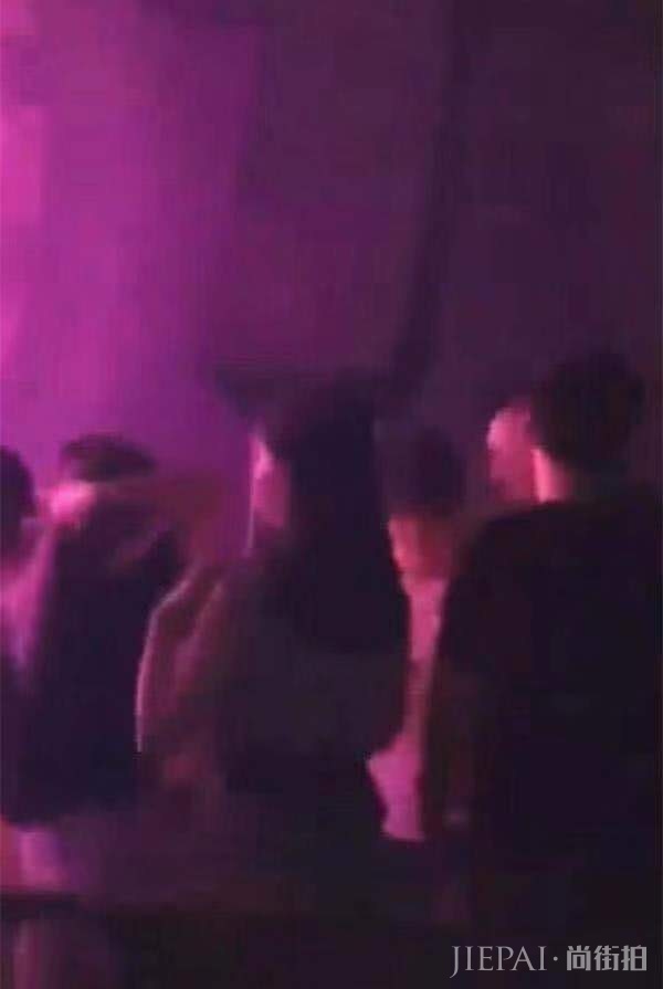 结婚不到两月,何猷君就夜店玩嗨,奚梦瑶曾调侃他换女友速度快!