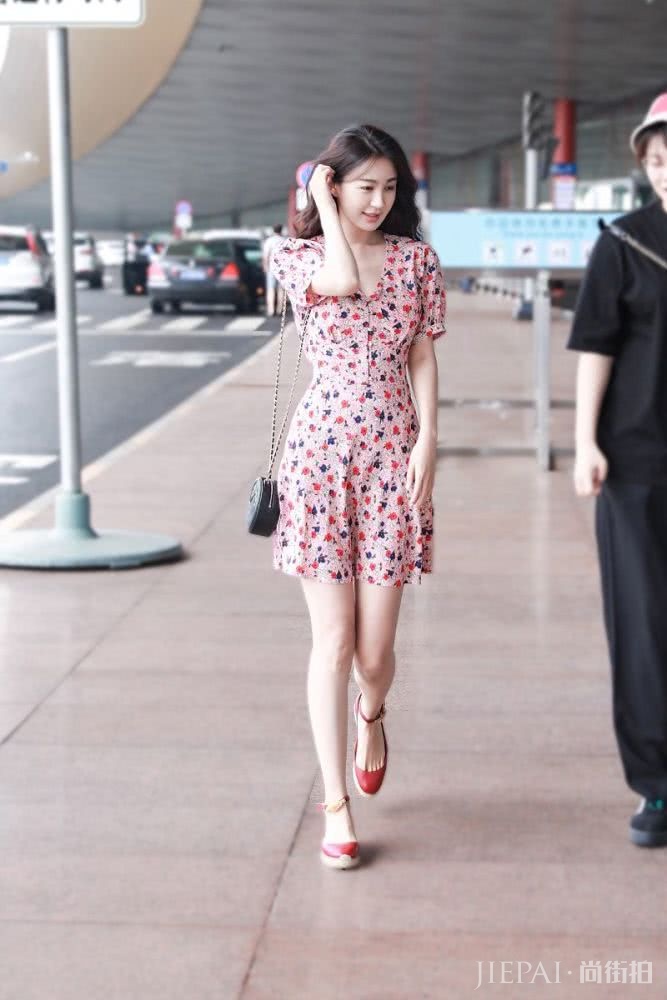 李菲儿穿碎花短裙大秀“蚂蚁腰”大长腿,身材好到没朋友