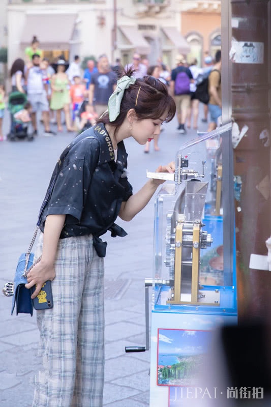 杨紫秀综艺新私服,穿衬衫再打个结才时髦,系发带后气质更好了