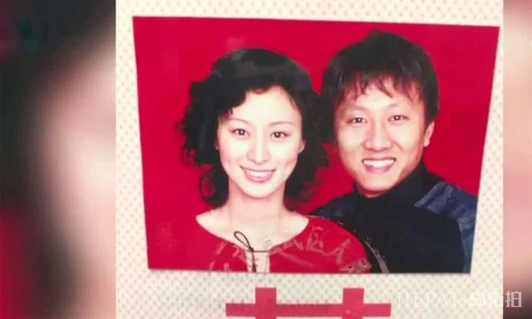 结婚时没房没车还没床,如今低调恩爱24年,12岁女儿很漂亮