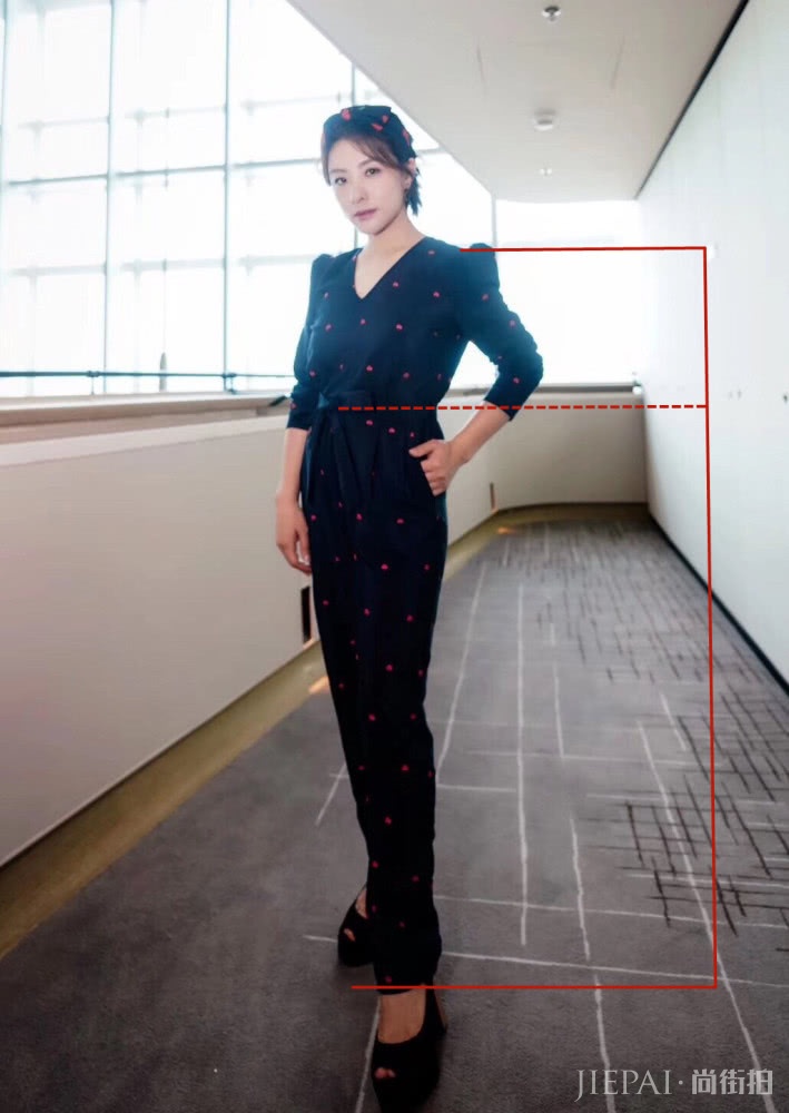 刘璇戴樱桃发带又穿连体裤凹造型，太减龄