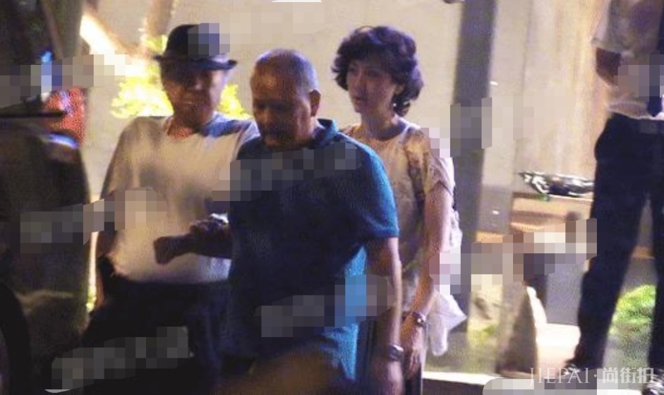 67岁洪金宝近照曝光,头发花白无眉毛,与身旁小13岁妻子像祖孙!