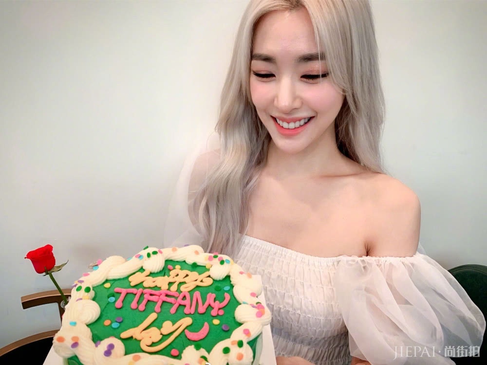 Tiffany生日会，三套造型齐上线，30岁依旧美成少女