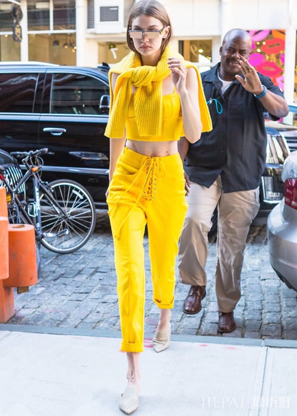 欧美街拍 潮女用自由的黄色裤子展现阳光气息