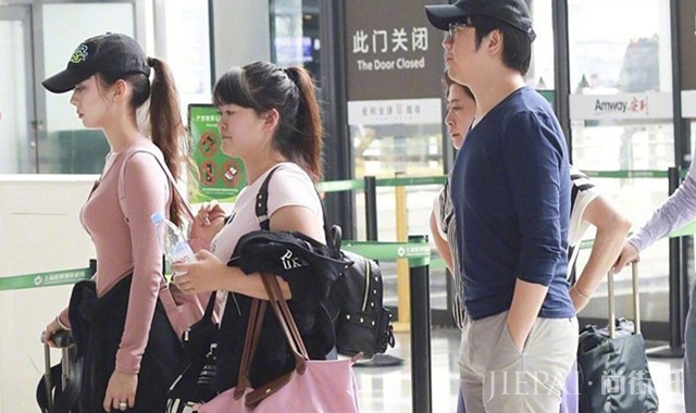 没帮老婆拿行李被热搜骂惨,郎朗这次长记性了,主动为妻子提裙子