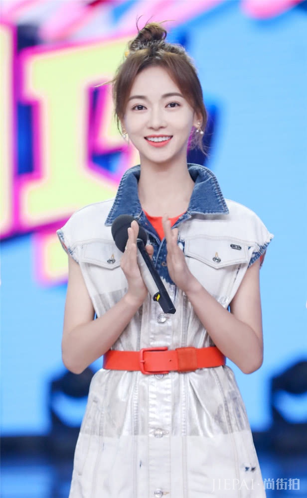 吴谨言三套造型现身29岁生日会,头顶编发卷毛,涨一岁反更甜美