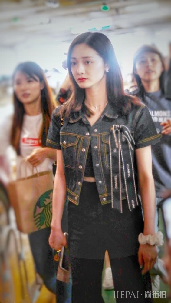 周洁琼吊带露脐背心很有看点，肉嘟嘟的肚子肉藏不住了，很可爱