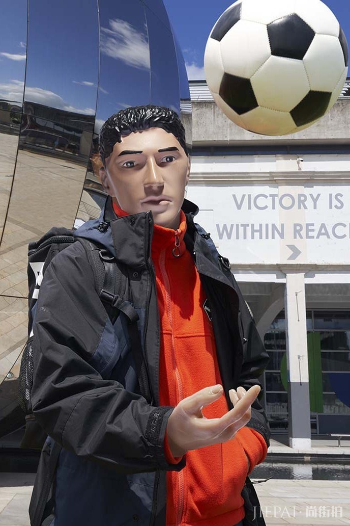 还是搞足球！但是这次 F.C. Real Bristol 街头化了！