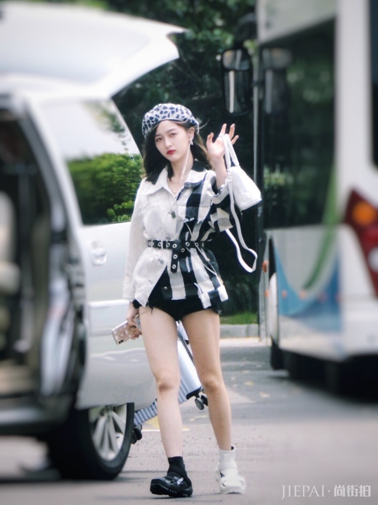 吴宣仪和Sunnee双双挑战拼接款造型，却搭出了两种风格
