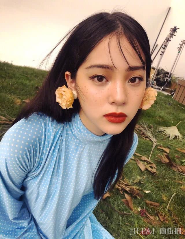 不涂红唇穿上公主裙也不够高级,热巴倪妮的初秋美妆技巧学起来