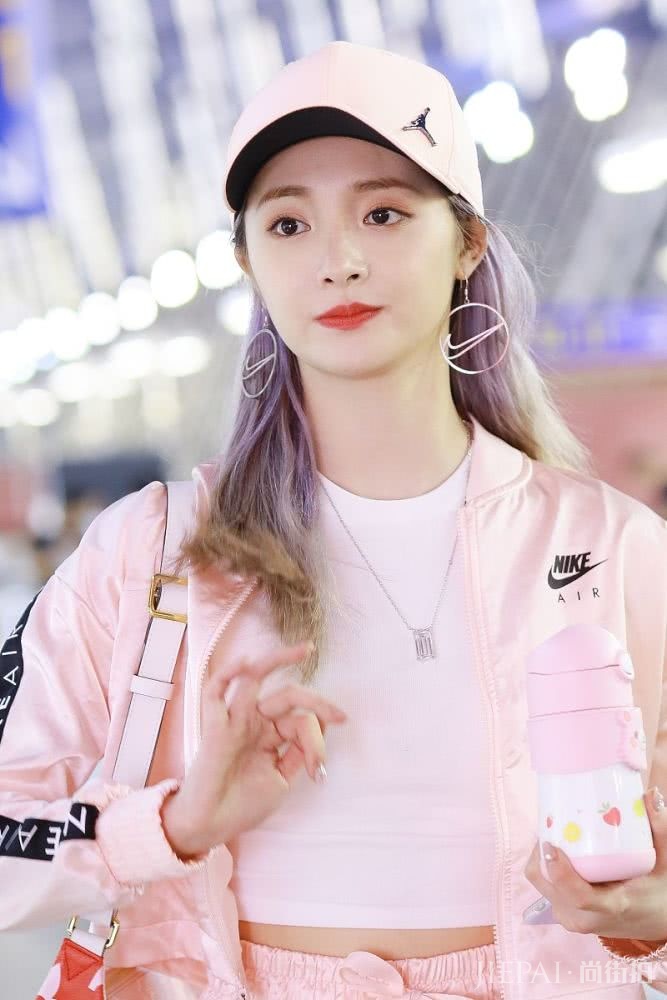 周洁琼不仅身材好,皮肤更好,穿POLO衫搭配短裙秀大腿