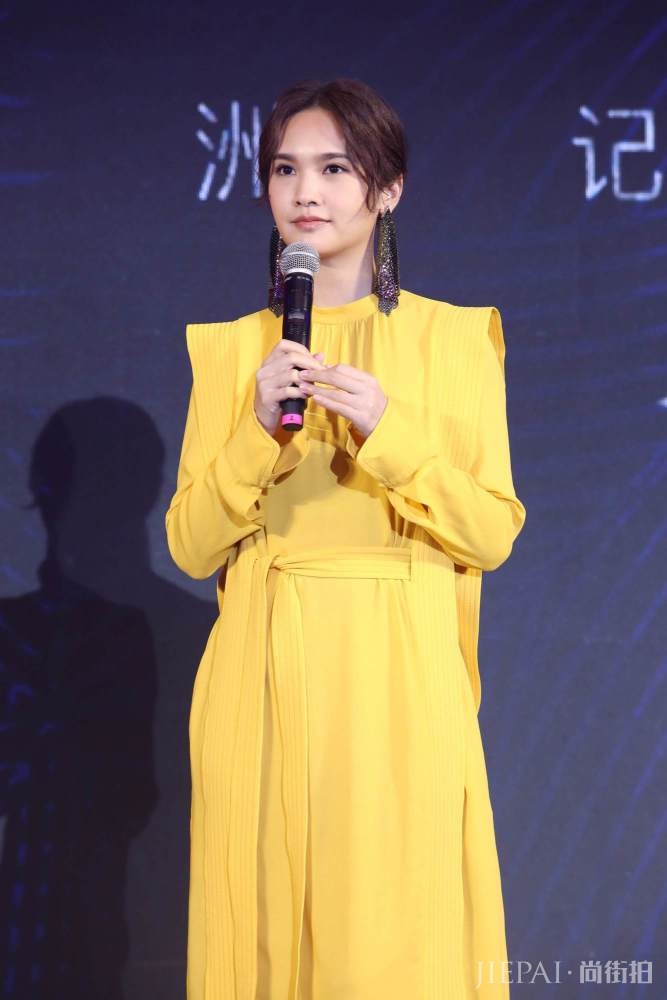 杨丞琳穿鹅黄长裙亮相，戴夸张耳饰脚踩驴蹄靴气场强