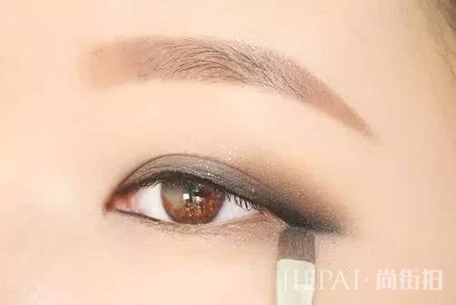 不同场合,你需要会化这两款冷色系惊艳美妆