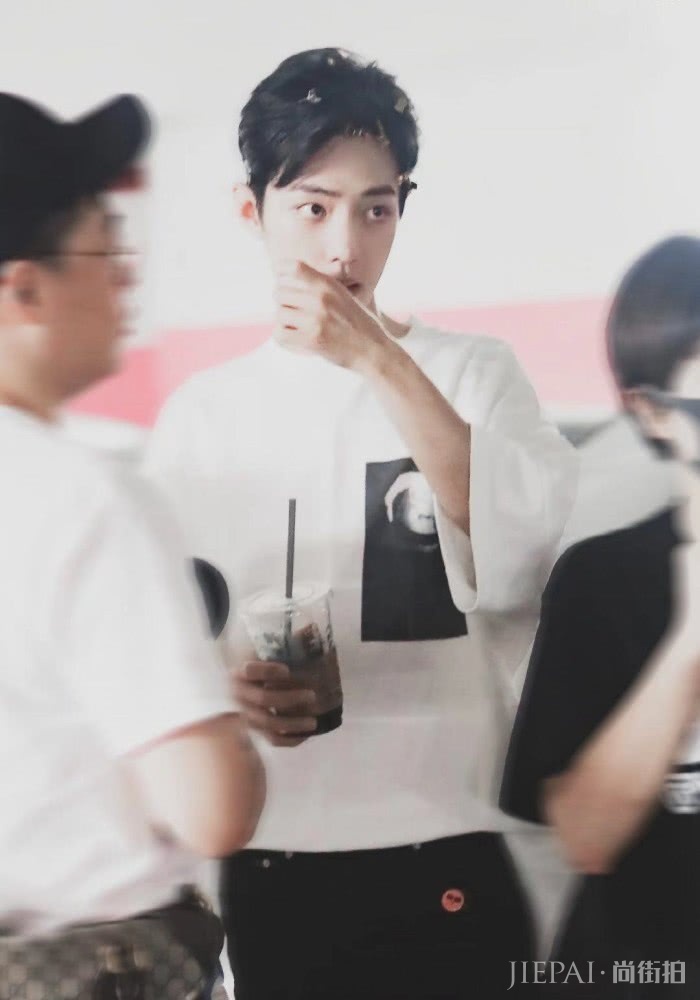 肖战“顾医生”上班照,穿中袖白T戴发卡,又帅又可爱