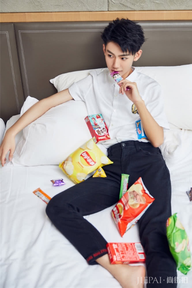 18岁刘家祎私服清爽帅气，不戴眼镜好高冷，跟林磊儿判若两人