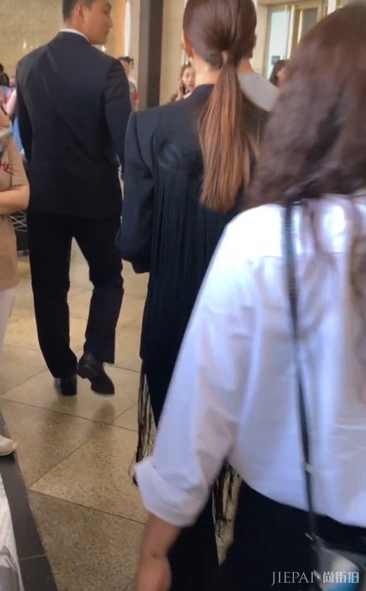 偶遇35岁李多海，皮肤好似少女，但脸又变了！撞脸王祖蓝老婆