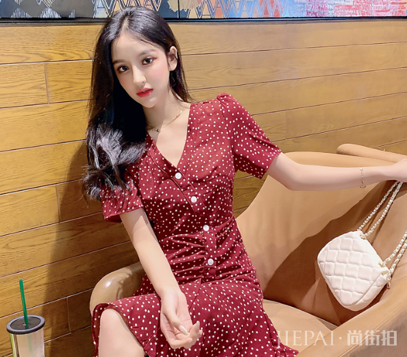 被夸为“打光板”的几件衣服,聪明女人会喜欢,因为穿上比旁人白