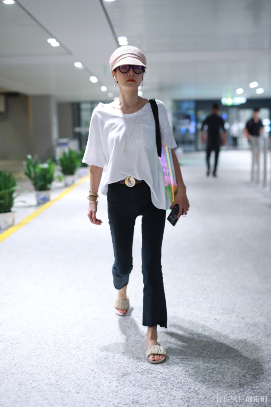马伊琍离婚后机场亮相首露正脸 暴瘦成皮包骨低调躲避镜头