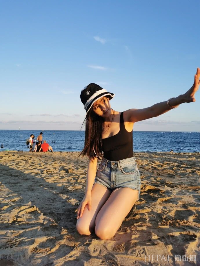 张天爱“登陆”西甲玩嗨啦，白裤白靴为武磊打call撩人心弦