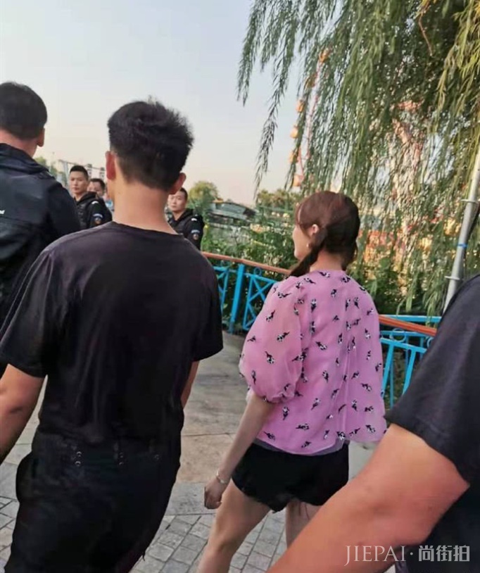 关晓彤超短裤白皙长腿吸睛,多名保镖护卫不许粉丝靠近阵容强大