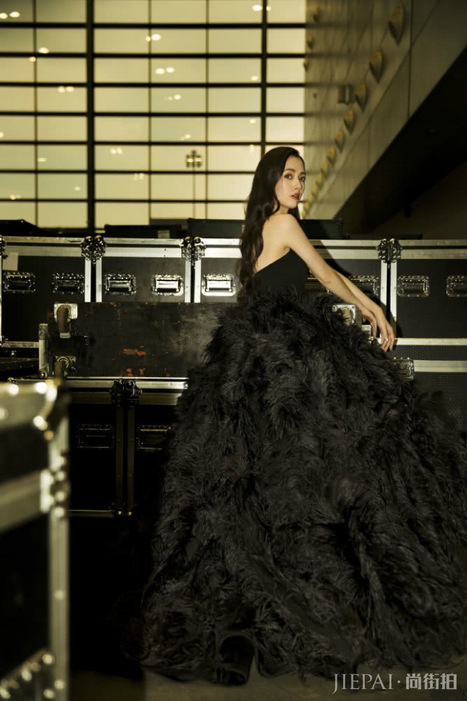 郭碧婷高开叉礼服出席活动,小露香肩知性有韵味,发量惊人