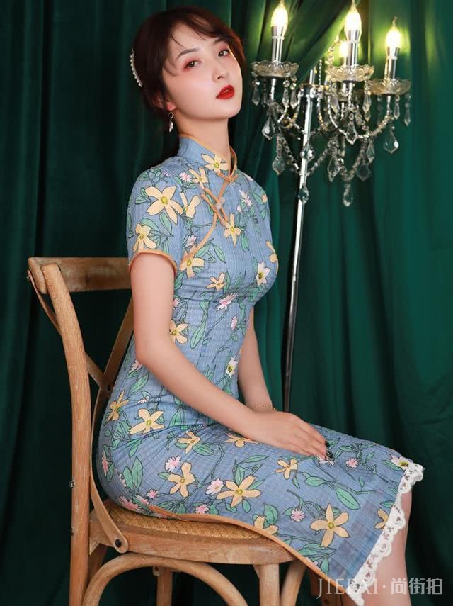 年轻少女怎么穿旗袍?今年夏天穿这件时尚又俏皮