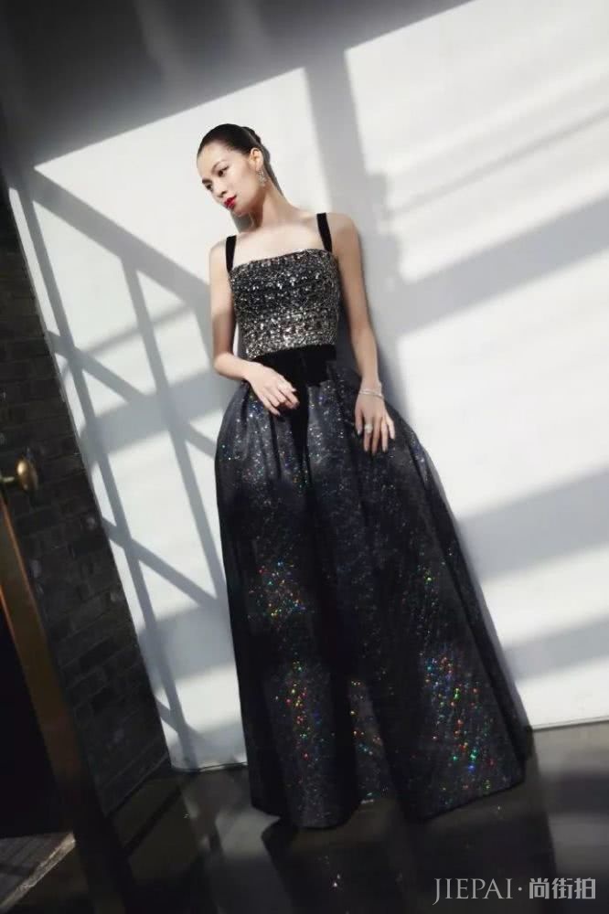 女人穿衣要学会适当“露”一些，放眼望去都是气质小姐姐