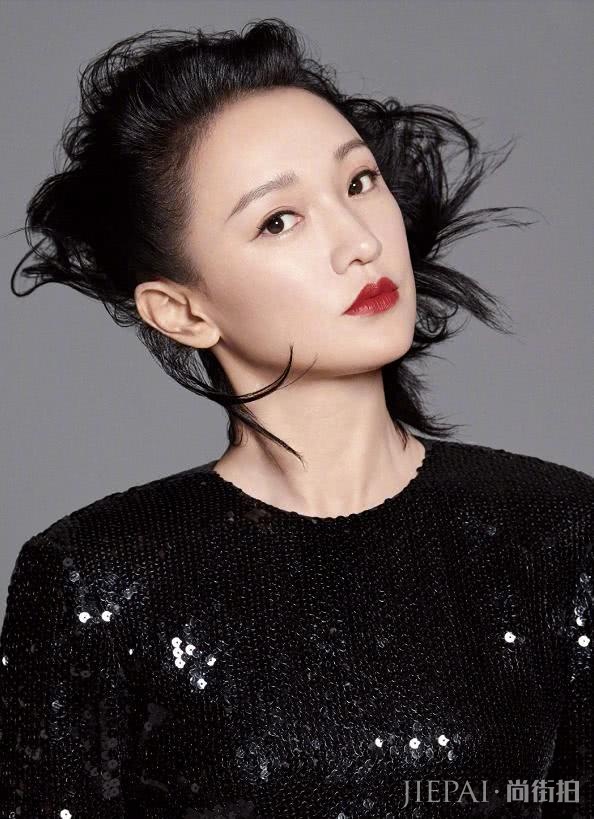 周迅最新锅盖头造型全面曝光,当风吹开刘海时,网友表示我沉默了