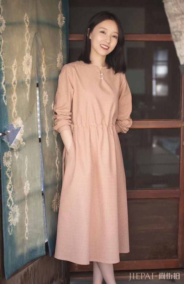 160以下的女生初秋穿这件连衣裙,不仅显高还有初恋感