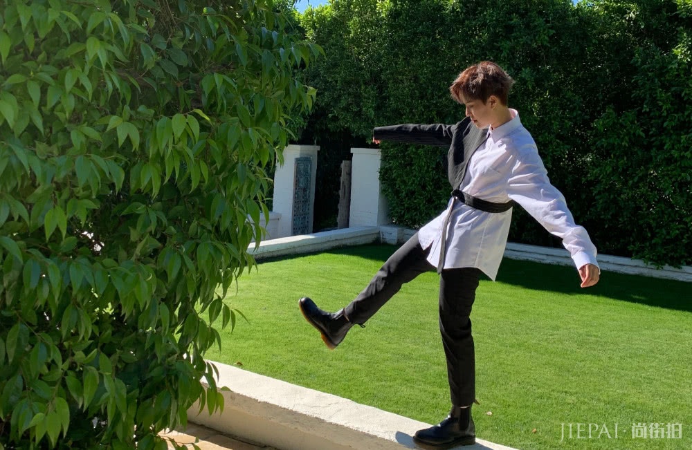 吴宣仪和Sunnee双双挑战拼接款造型，却搭出了两种风格