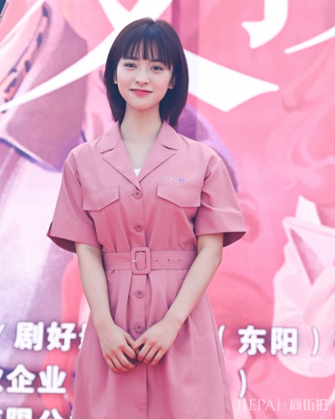 可算等到沈月瘦下来,粉嫩打扮完胜陈都灵,不愧曾经是校花
