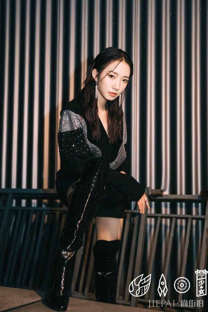 孟美岐深夜营业,黑发黑衣黑靴风格神似戚薇