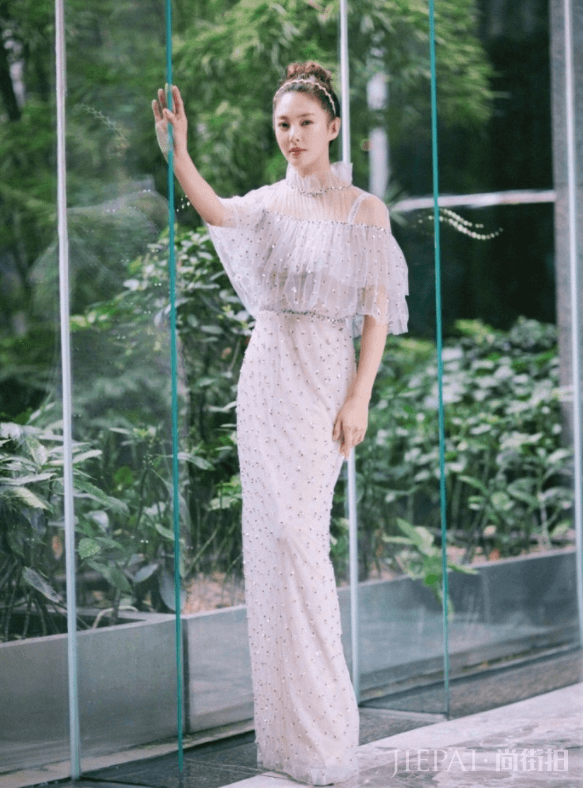 张雨绮花衬衫搭配印花长裙,欧美体型的身材很有气质