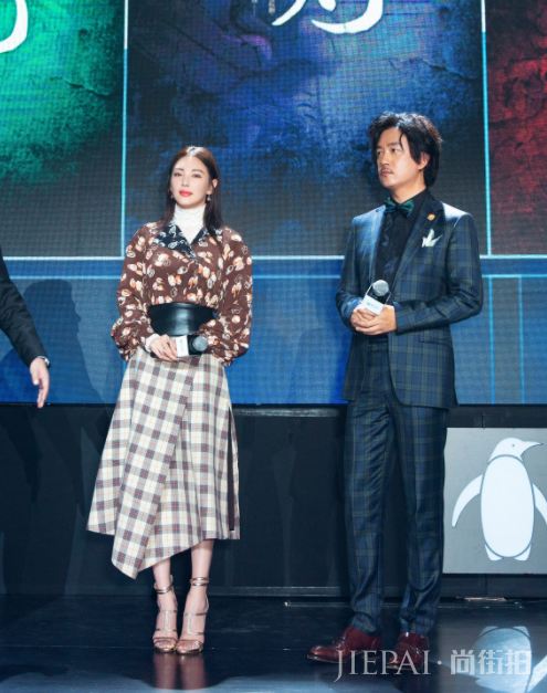 张雨绮花衬衫搭配印花长裙,欧美体型的身材很有气质