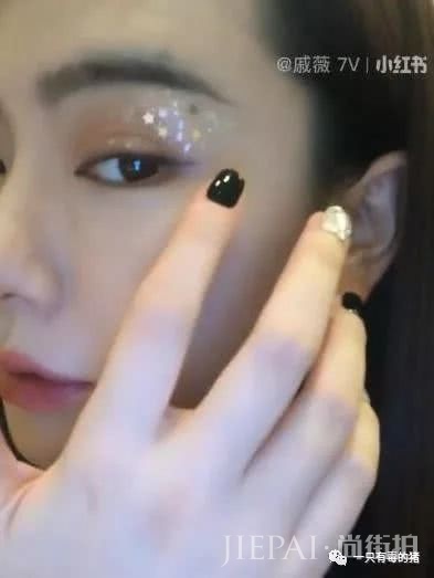 到底是什么神仙眼影盘,能让戚薇用到铁皮