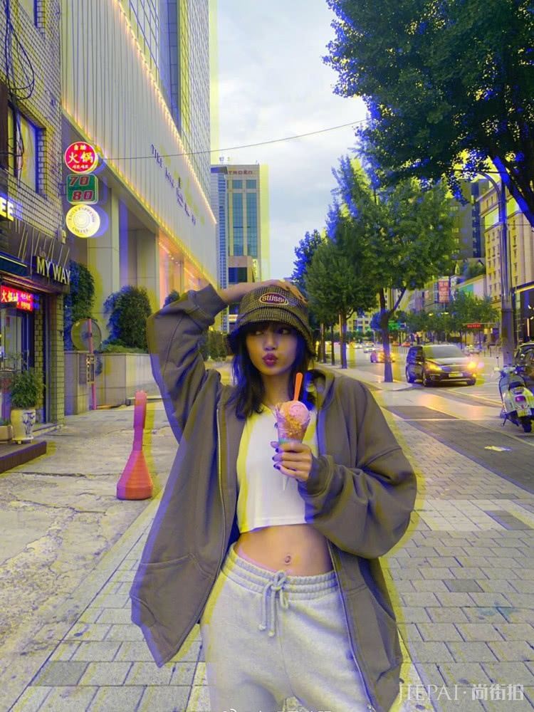 Lisa和Jennie,同穿一件拉链外套,美得不相上下