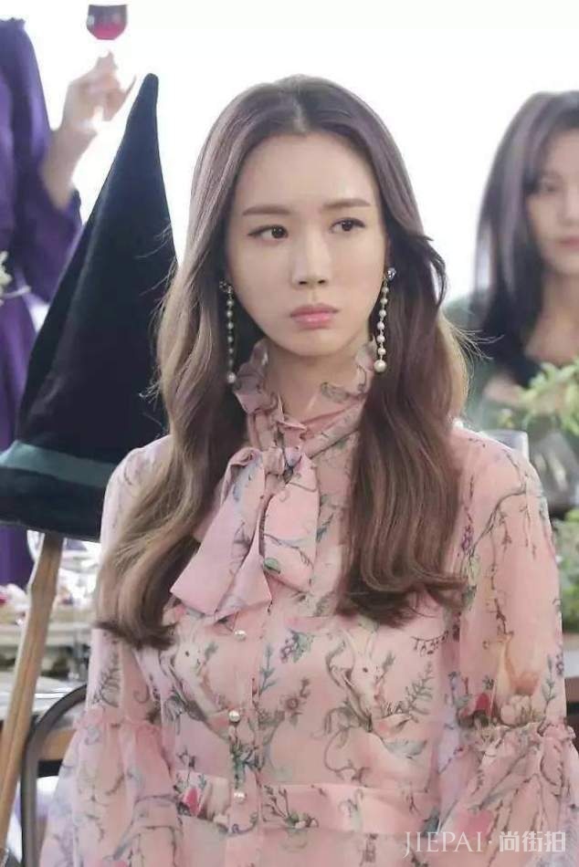 偶遇35岁李多海，皮肤好似少女，但脸又变了！撞脸王祖蓝老婆