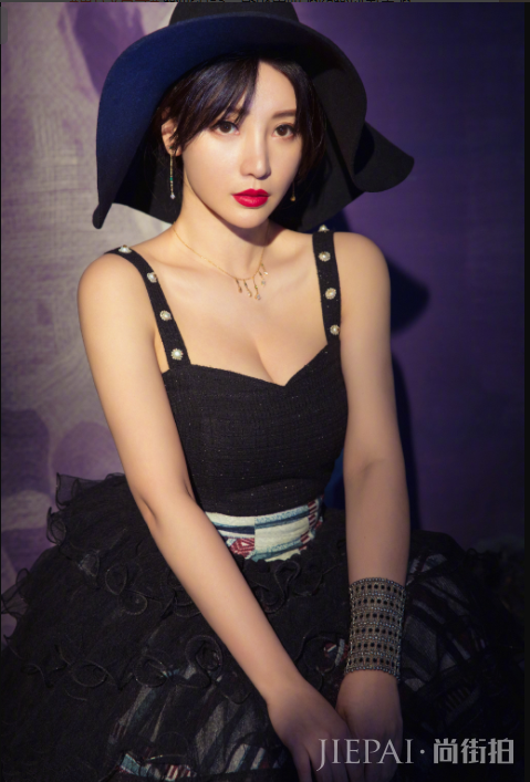 柳岩黑黄配潮到起飞，秒变17岁美少女