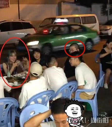 李诞和黑尾酱又被偶遇吃“路边摊”？两人不但坐得远，全程还无交流