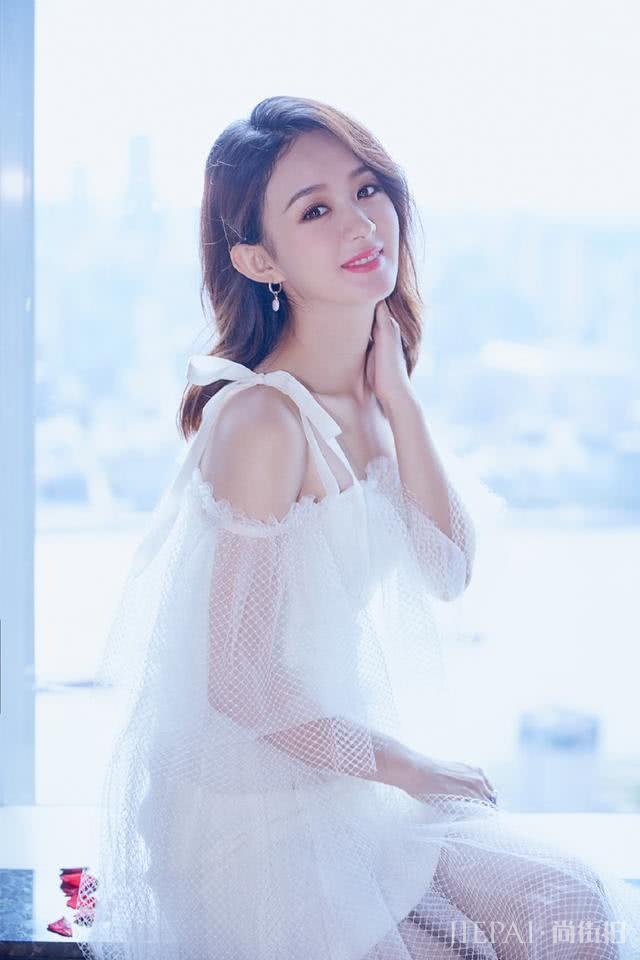 赵丽颖复出首秀,穿白色修身长裙和产前无区别!未修图状态仍在线