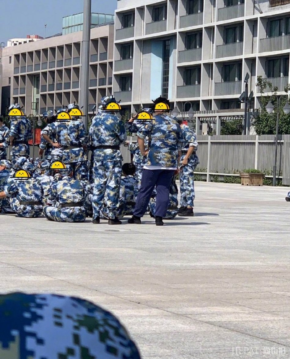 易烊千玺中戏军训照曝光，休息时男生们围着他人缘太好
