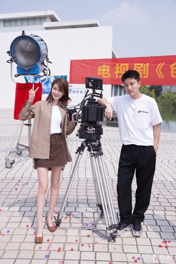 乔欣穿V领亮片蕾丝长裙,越变越美,成小仙女了