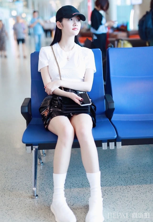 景甜踩“麦芽糖鞋”现身,洋气又高级